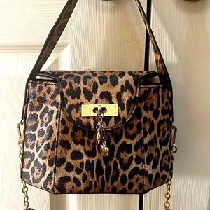 I’m selling a leopard print stylish purse that’s unique, and in good condition.